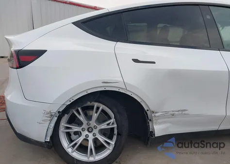 2024 Tesla Model Y Long Range Dual Motor All-Wheel Drive z USA, uszkodzony, nr VIN 7SAYGDEE7RA289824